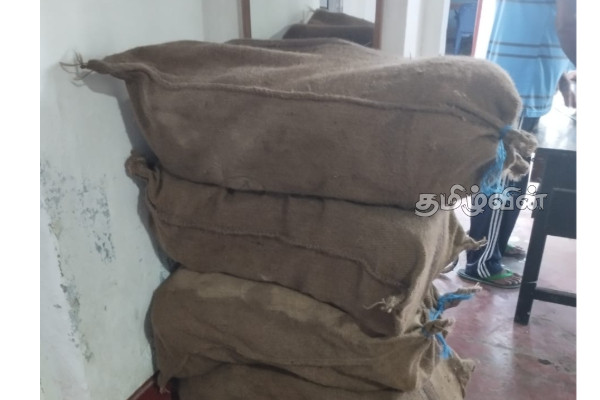 யாழ்.நெடுந்தீவு கடற்பரப்பில் பெருந்தொகையான போதைப்பொருள் மீட்பு | 4 Arrested With 150 Kilo Ganja In Jaffna