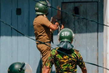 මීගමුව බන්ධනාගාර ගැටුමේ වෙඩි තැබූ පොලිස් නිලධාරියාට ස්ථාන මාරුවක් - මෙන්න විස්තරේ