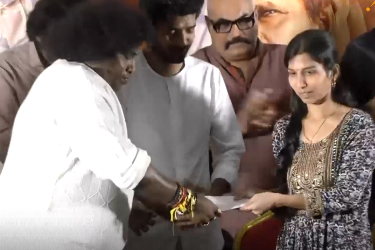 மறைந்த இயக்குநர் சுரேஷ் சங்கையாவின் குடும்பத்துக்கு உதவிய நடிகர் யோகி பாபு.. | Yogi Babu Help For Director Suresh Sangaiah Family மறைந்த இயக்குநர் சுரேஷ் சங்கையாவின் குடும்பத்துக்கு உதவிய நடிகர் யோகி பாபு.. | Yogi Babu Help For Director Suresh Sangaiah Family