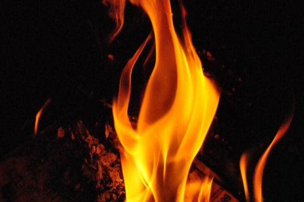 மட்டக்களப்பில் வீடொன்று முற்றாக தீக்கிரை; உடமைகளை இழந்து தவிக்கும் குடும்பம் | House In Batticaloa Destroyed By Fire Power Outage