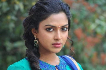 அந்த ஆடை தெரியும் படி புகைப்படம் வெளியிட்ட அமலா பால்!.. இதோ