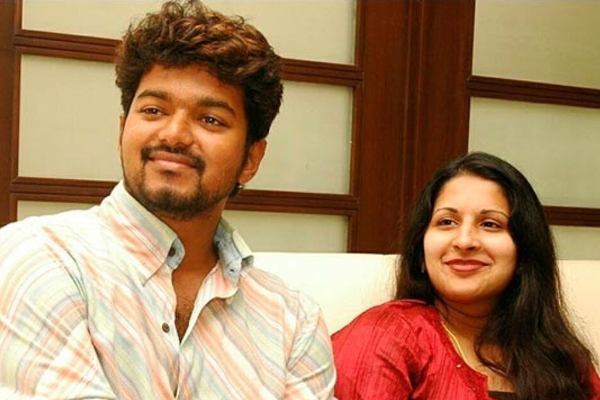 மனைவி சங்கீதாவுடன் நடிகர் விஜய் நடத்திய ரொமான்டிக் போட்டோஷூட்.. அழகிய ஜோடி