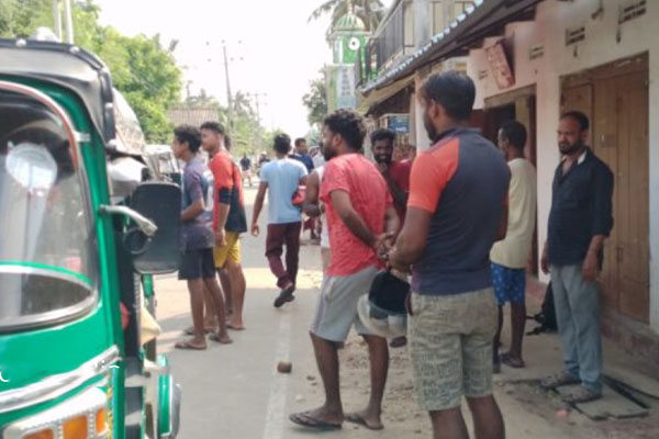 யாழில் சிறுவர்களை கடத்த முயன்றவர் மக்களால் மடக்கி பிடிப்பு | Man Tried To Kidnap Children