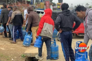 දවස් ගාණකට පස්සේ ගෑස් එයි - ගෑස් ගන්න ජනතාව පොරකයි