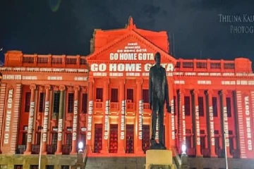ஜனாதிபதி செயலக கட்டடத்தின் மீது ஒளித்திரை எதிர்ப்பு - 10 ஆவது நாளாக தொடரும் மக்களின் எழுச்சி