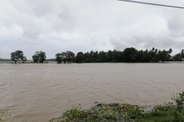 ஊடறுத்துப் பாயும் வெள்ளம் ; கிண்ணியா போக்குவரத்திற்கு தடை