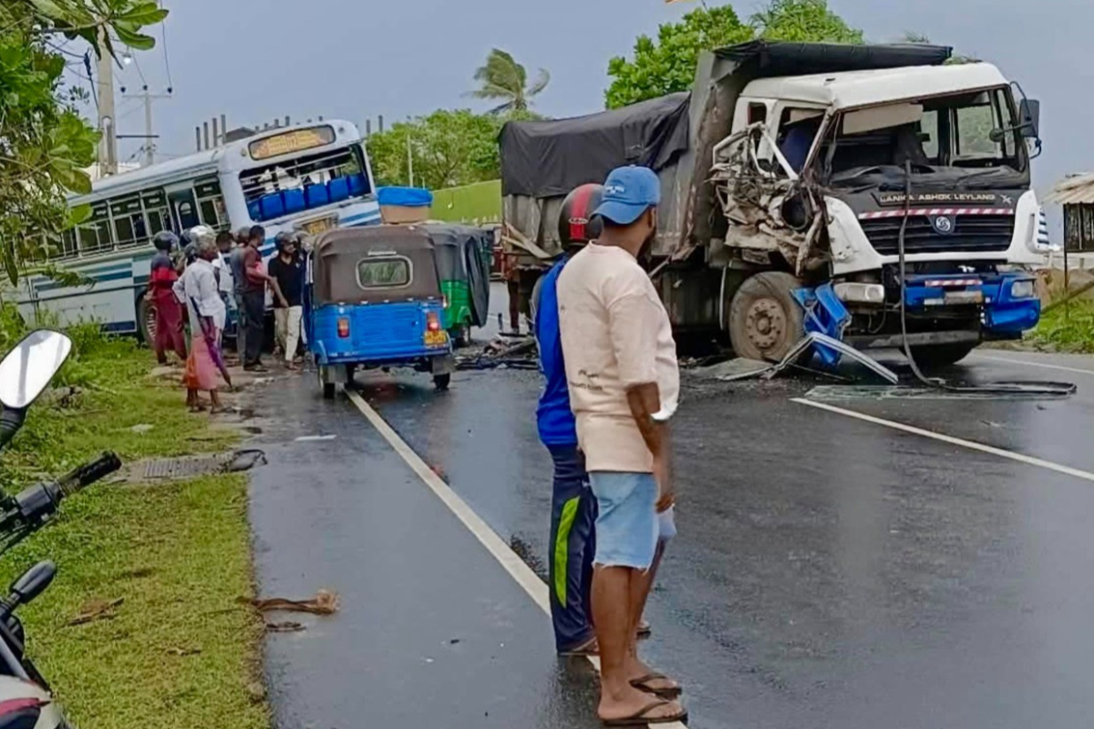 காலியில் பேருந்து - லொறி மோதி கோர விபத்து! ஆறுபேர் வைத்தியசாலையில்... | Accident Galle Bus A Lorry Six People Hospitalised காலியில் பேருந்து - லொறி மோதி கோர விபத்து! ஆறுபேர் வைத்தியசாலையில்... | Accident Galle Bus A Lorry Six People Hospitalised
