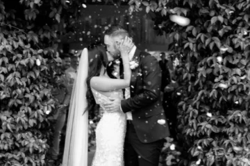 ‘’  அவளை ரசித்து கிடந்த விழிகள் வேறாரையும் பார்க்காதே ‘’  : மோதிரம் மாற்றி முத்தம் கொடுத்த மேக்ஸ்வெல் ஜோடி வைரலாகும் புகைப்படம்