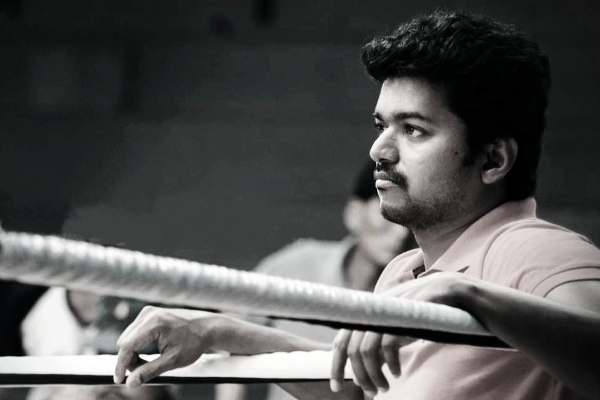 நடிகர் விஜய் ஆசைப்பட்டு செய்யாமல் தயங்கும் விஷயம்! ரசிகர்கள் தான் காரணமா