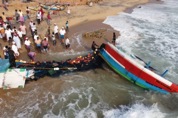 இரண்டாக உடைந்த நிலையில் மீட்கப்பட்ட பாரிய படகு