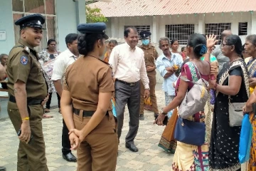 கிளிநொச்சி ஓ.எம்.பி அலுவலகத்தின் முன் கடிதங்களை தீயிட்டுக் கொளுத்திய மக்கள்(Video)