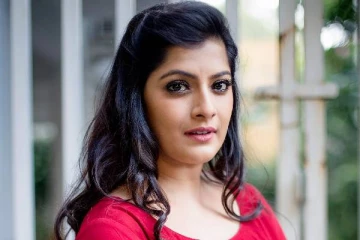 நடிகை வரலக்ஷ்மியின் அம்மாவா இது, தற்போது அவர் எப்படி உள்ளார் பாருங்க..