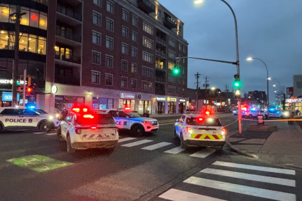 கனடாவின் ஹாலிஃபாக்ஸில் கத்தியை காட்டி மிரட்டியவர் மீது துப்பாக்கிச் சூடு | Halifax Police Officer Shoots Robbery Suspect