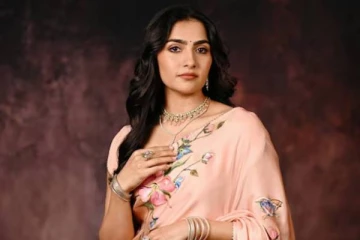 புடவையின் அழகில் மயக்கும் நடிகை ருக்மினி வசந்த் அழகிய போட்டோஸ்