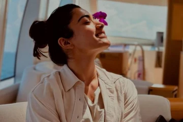 டூபீஸ் ஆடையில் வெகேஷன்-ஐ கழிக்கும் ராஷ்மிகா மந்தனா.. புகைப்படங்கள்..