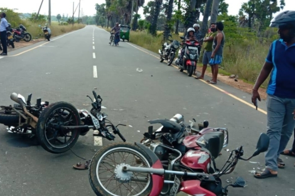 யாழில் இன்று இடம்பெற்ற கோர விபத்து; அரச உத்தியோகஸ்தர்களுக்கு நேர்ந்த கதி | Bike Accident That Took Place In Jaffna Today யாழில் இன்று இடம்பெற்ற கோர விபத்து; அரச உத்தியோகஸ்தர்களுக்கு நேர்ந்த கதி | Bike Accident That Took Place In Jaffna Today