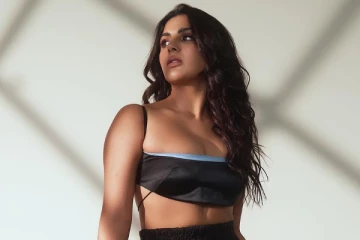 வாத்தி பட நடிகையா இப்படி.. உச்சகட்ட ஹாட் போட்டோஷூட்