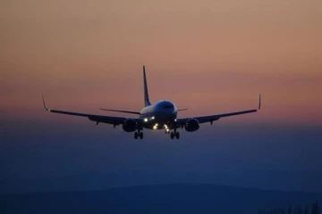 விமானத்தில் 12 மணி நேரம் பரிதவித்த பயணிகள் ; நடுவானில் அரங்கேறிய அவலம்