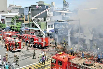 தென்னிலங்கையில் பயங்கரம் ; வாகன உதிரி பாகங்கள் நிலையத்தில் தீப்பரவல்