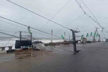 கொந்தளிக்கும் கல்முனை கடற்கரை; பள்ளிவாசல் வீதிக்கு பூட்டு