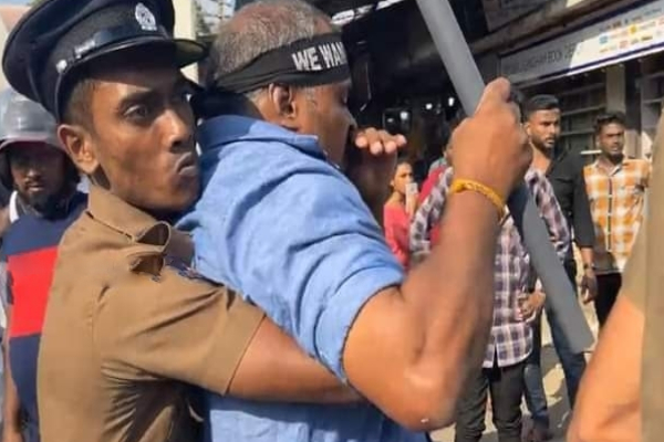 யாழில் பொலிஸார் அராஜகம்; தரதரவென இழுத்துச்செல்லப்பட்ட எம்பி மற்றும் சட்டத்தரணி(Photos) | Police Anarchy Dragged Gajendran Lawyer Sukhas