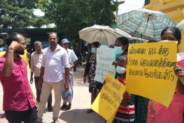கல்முனை பிரதேச செயலக பாகுபாடு - எதிர்ப்பு ஆர்ப்பாட்டத்தில் மக்கள் (படங்கள்)