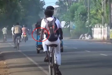 யாழில் ஆபத்தான முறையில் துவிச்சக்கர வண்டியை செலுத்திய மாணவர்கள்