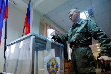 வீடு வீடாகச் சென்று வாக்கு சேகரிக்கும் ரஷ்ய படை வீரர்கள்: உக்ரைனிய பகுதிகள் மக்கள் குடியரசு ஆக்கப்படுமா?