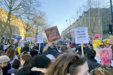 லண்டனில் நிர்வாண சோதனைக்கு உட்படுத்தப்பட்ட கருப்பின சிறுமி