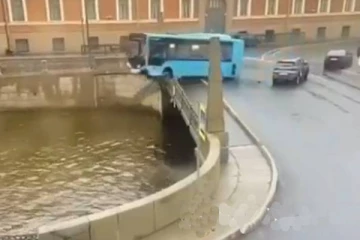 பாலத்திலிருந்து கவிழ்ந்து ஆற்றில் விழுந்த பயணிகள் பேருந்து! பதைபதைக்கும் வீடியோ