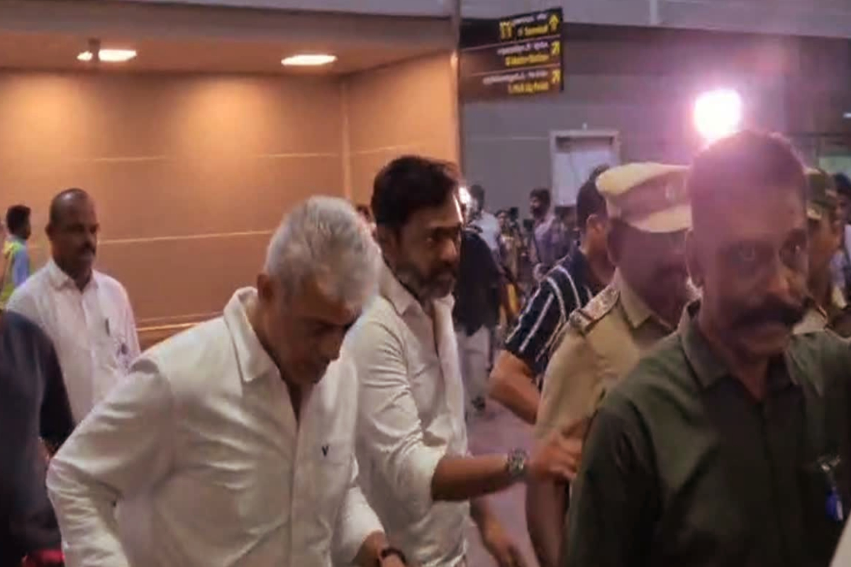 தாயின் உடலை தோளில் சுமந்து சென்ற நடிகர் அஜித் தாயின் உடலை தோளில் சுமந்து சென்ற நடிகர் அஜித்