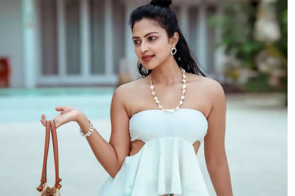 வெளியுலகத்திற்கு தலைக்காட்டாமல் இருந்த நடிகை அமலா பாலா இது!! கிளாமர் போட்டோஷூட் புகைப்படங்கள் | Actress Amala Paul Reentry In Glamour Photoshoot