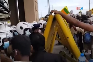 கோட்டாபயவின் அலுவலகத்திற்கு முன்னால் பதற்றம்- கலகமடக்கும் காவல்துறை களத்தில்!