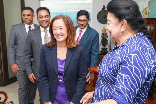 மஹிந்தவிடமும் பிரியாவிடை பெற்றார் அமெரிக்க தூதுவர் ஜூலி சாங் | Us Julie Chung Also Bid Farewell To Mahinda