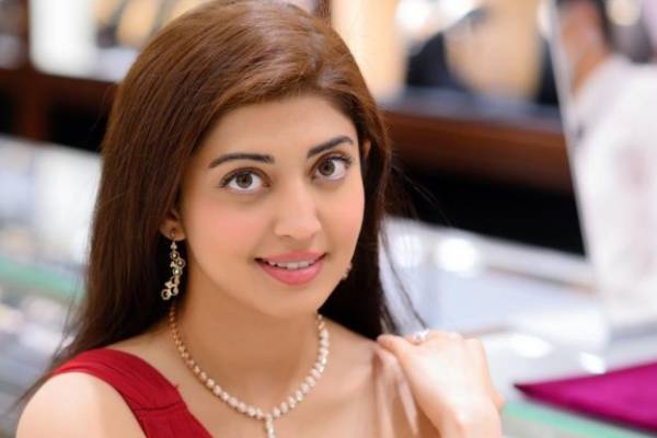 தனது மகளின் புகைப்படத்தை முதன்முறையாக ஷேர் செய்துள்ள நடிகை பிரணிதா- செம வைரலான கியூட் போட்டோ