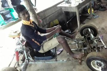முற்றிலும் கழிவுப்பொருட்களை கொண்டு வவுனியா இளைஞன் உருவாக்கிய மாதிரிக்கார்