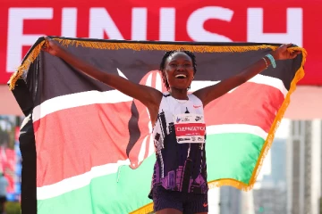 பயிற்சியாளர் இல்லாமல் உலக சாதனை., வரலாறு படைத்த கென்ய தடகள வீராங்கனை!