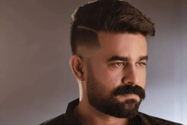 பிரபல மலையாள நடிகர் மீது இளம் நடிகை பாலியல் புகார் - அதிர்ச்சியில் திரையுலகம் - தமிழ்நாடு