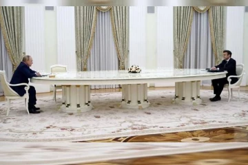 புடின் மக்ரோனை தூரமாக வைத்து பேசியது ஏன்? வெளிச்சத்திற்கு வந்த காரணம்