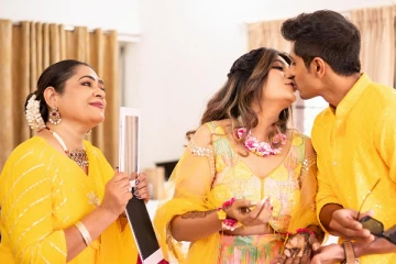 அம்மா கண் முன்பே காதலிக்கு லிப் கிஸ்.. நடிகர் ரியாஸ் கான் மகன் ஷாரிக் மெஹந்தி ஸ்டில்கள்