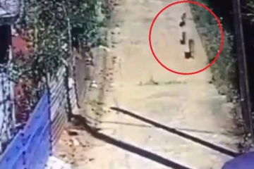 රාත්‍රිය දහවල නොතකා ගමක් බිය කරමින් මහ දවාලේ ගම් වදින කොටි..(CCTV VIDEO)