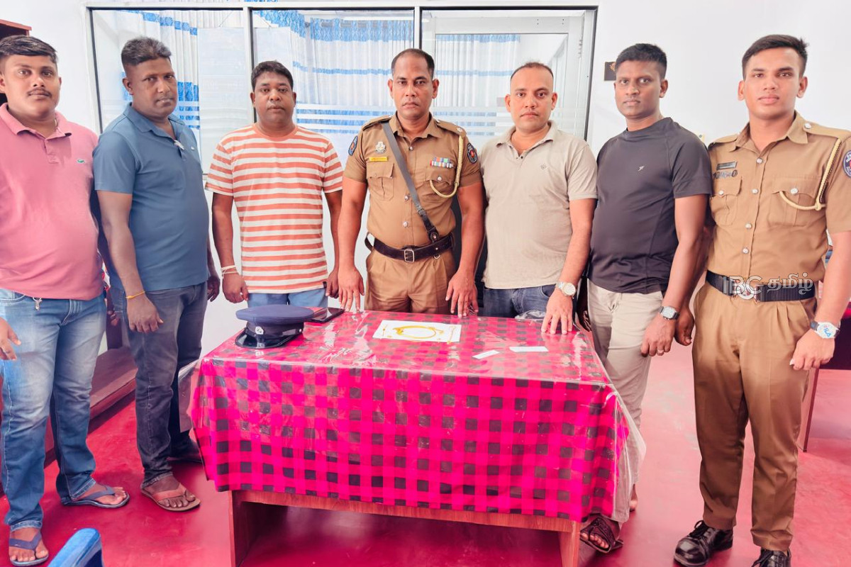 வீட்டுப் பணிப்பெண்ணின் கைவரிசை: 14 பவுண் தங்க நகைகள் மீட்பு | House Maid Arrested For Stealing Gold Jaffna வீட்டுப் பணிப்பெண்ணின் கைவரிசை: 14 பவுண் தங்க நகைகள் மீட்பு | House Maid Arrested For Stealing Gold Jaffna