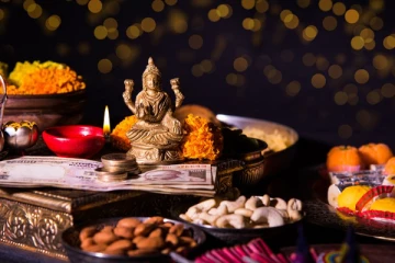 பூஜை அறையில் வைக்கப்படும் தண்ணீரை என்ன செய்ய வேண்டும்?