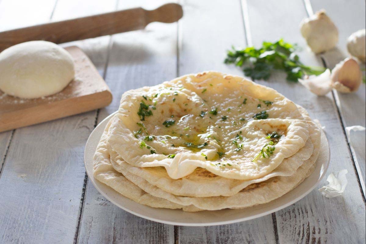 Butter Garlic Naan ஒருமுறை இப்படி செய்து பாருங்க.... கொஞ்சம் கூட மிச்சம் இருக்காது | How To Prepare Tasty Garlic Naan At Home