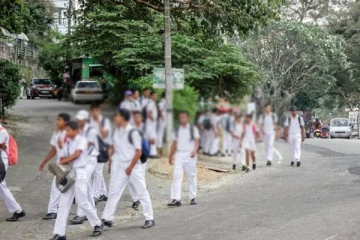 சாராய போத்தலுடன் பாடசாலைக்கு சென்ற மாணவன்