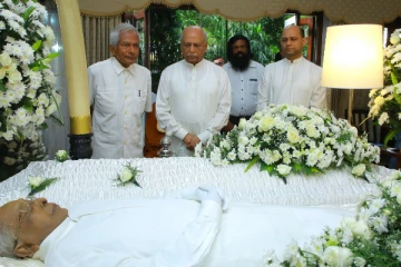 குப்பைகளை வாரியிறைத்த பிரதமர் விமானத்தால் மக்கள் விசனம் !