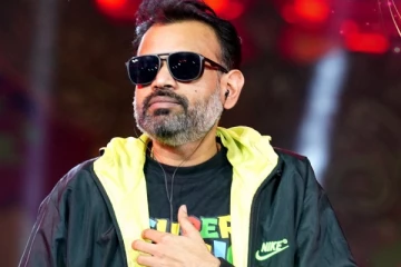 பிரேம்ஜி யாருக்கு ப்ரோபோஸ் செய்திருக்கிறார் பாருங்க! காதலர் தின வீடியோ