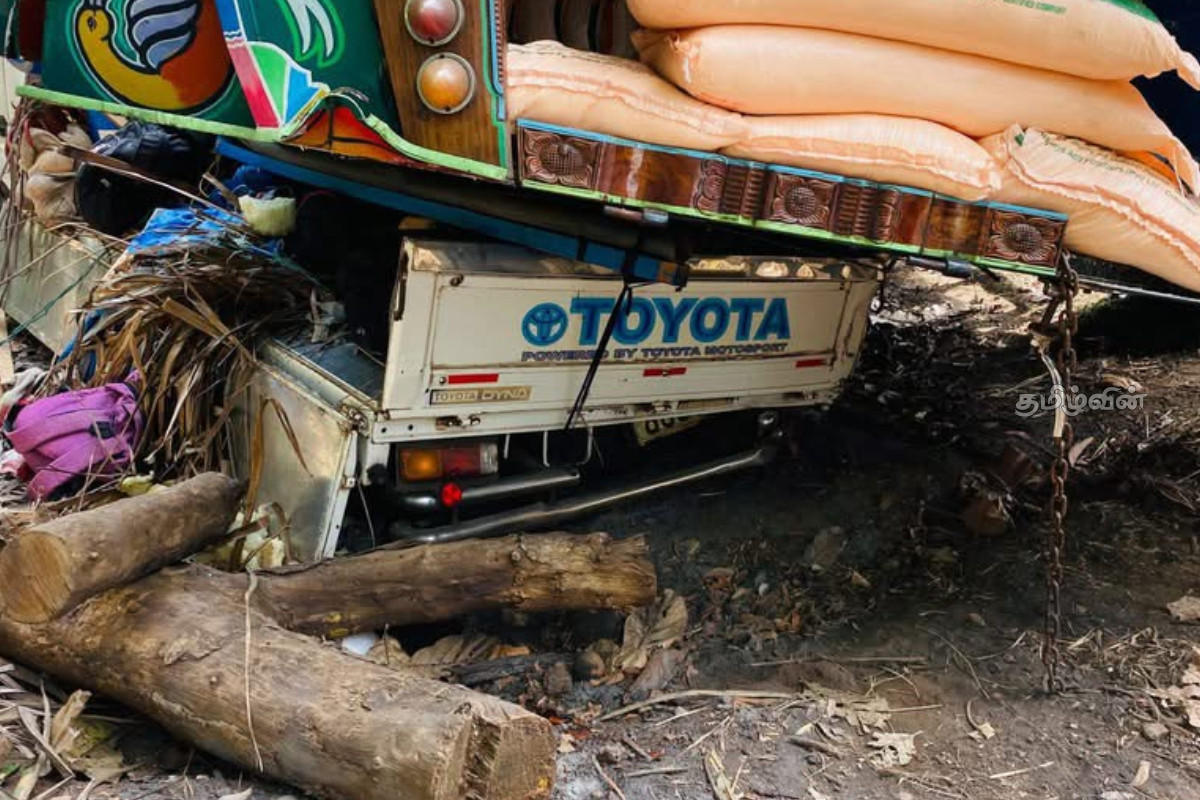ஏ - 9 வீதியில் கோர விபத்து! இரு குடும்பஸ்தர்கள் சாவு | Fatal Accident On A9 Road Two Members Family Die ஏ - 9 வீதியில் கோர விபத்து! இரு குடும்பஸ்தர்கள் சாவு | Fatal Accident On A9 Road Two Members Family Die