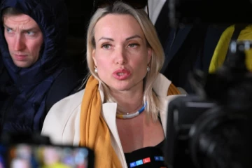 ரஷ்ய பெண் செய்தியாளரிடம் பல மணிநேர விசாரணை! அபராதத்துடன் விடுதலை! (காணொளி)