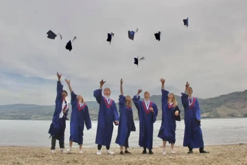 கனடாவில் 12ம் வகுப்பு மாணவர்களுக்கு 500 டொலர் பரிசாக அறிவித்த மர்ம தம்பதி